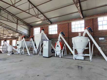 朝阳养猪场时产5吨粉状饲料生产线设备安装